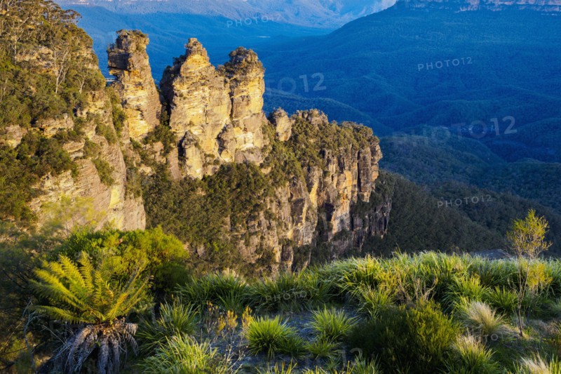 Australia, New South Wales, Katoomba, Three Sisters on sunny day