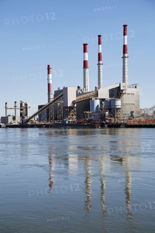 USA, New York, New York City, Brooklyn, Factory by East River