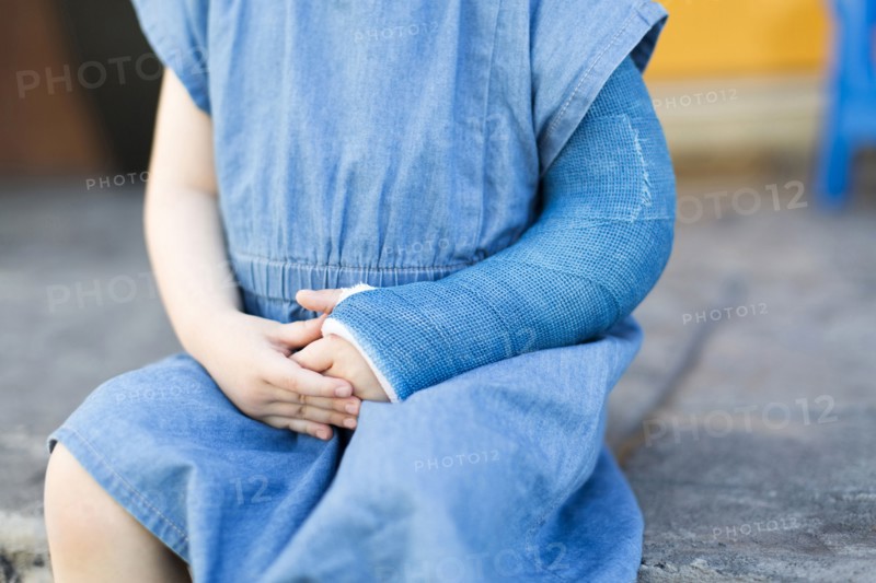 Girl (2-3) with broken arm