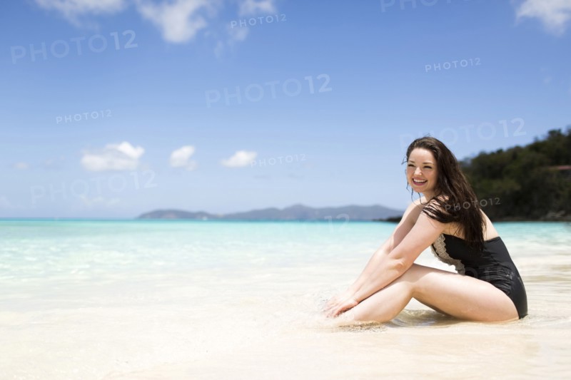 USA, Virgin Islands, Saint Thomas, Beautiful woman sitting on shore