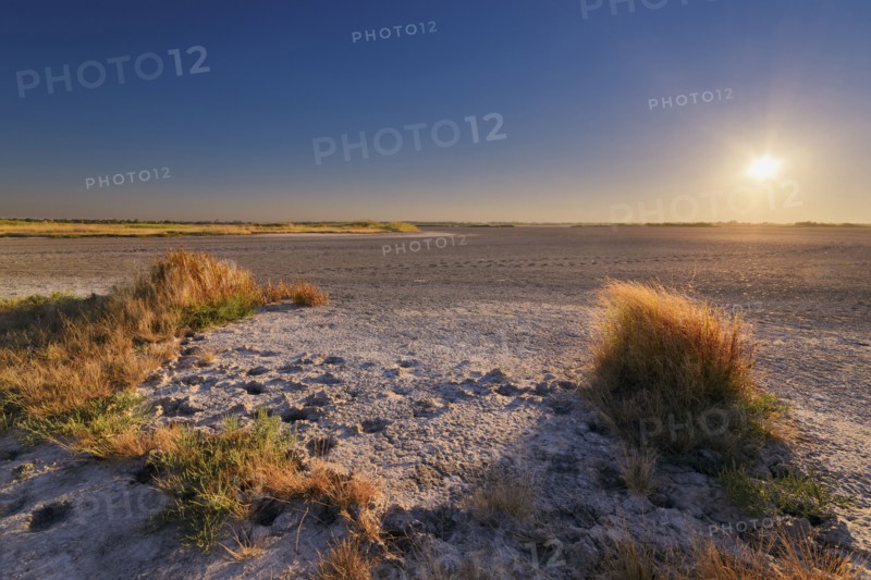 Ukraine, Dnepropetrovsk Region, Novomoskovskiy District, Lake Soleniy Lyman, Desert at sunset