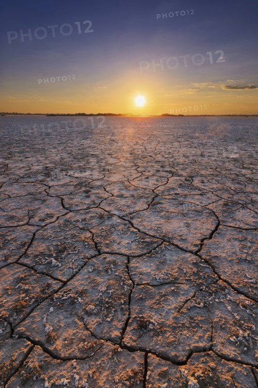 Ukraine, Dnepropetrovsk Region, Novomoskovskiy District, Lake Soleniy Lyman, Desert at sunset