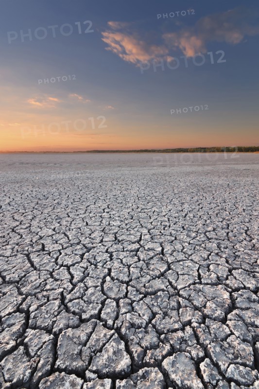 Ukraine, Dnepropetrovsk Region, Novomoskovskiy District, Lake Soleniy Lyman, Desert at sunset