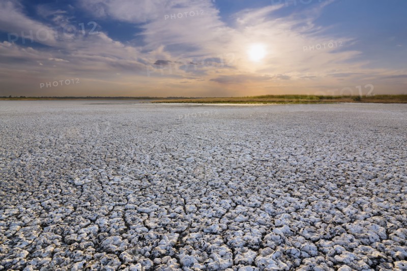 Ukraine, Dnepropetrovsk Region, Novomoskovskiy District, Lake Soleniy Lyman, Desert at sunset