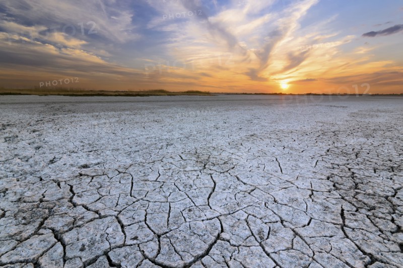 Ukraine, Dnepropetrovsk Region, Novomoskovskiy District, Lake Soleniy Lyman, Desert at sunset