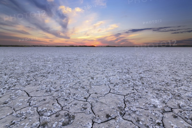 Ukraine, Dnepropetrovsk Region, Novomoskovskiy District, Lake Soleniy Lyman, Desert at sunset