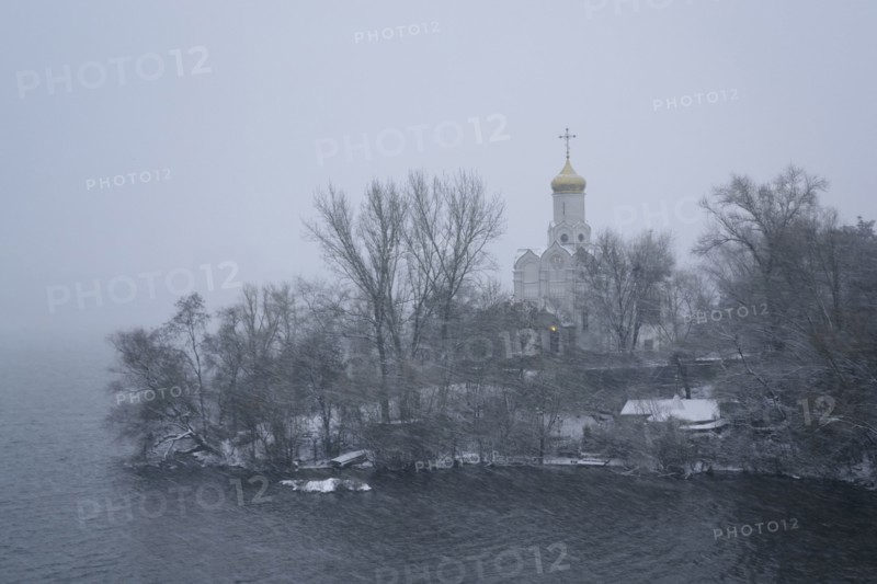 Ukraine, Dnepropetrovsk Region, Dnepropetrovsk city, Church by river at foggy dawn