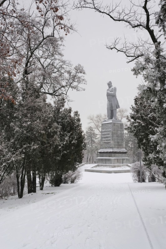 Ukraine, Dnepropetrovsk Region, Dnepropetrovsk city, Monument in snowy park