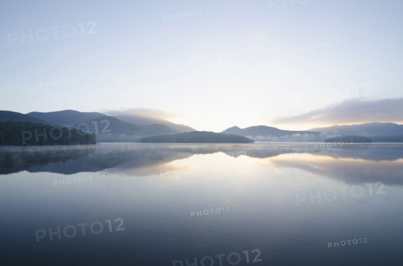 USA, New York, St. Armand, Sunrise over Lake Placid