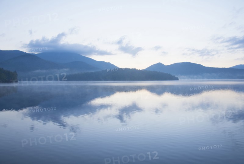 USA, New York, St. Armand, Sunrise over Lake Placid