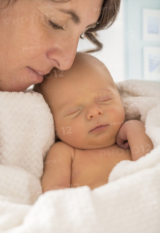 Mother embracing newborn son (0-1 month)