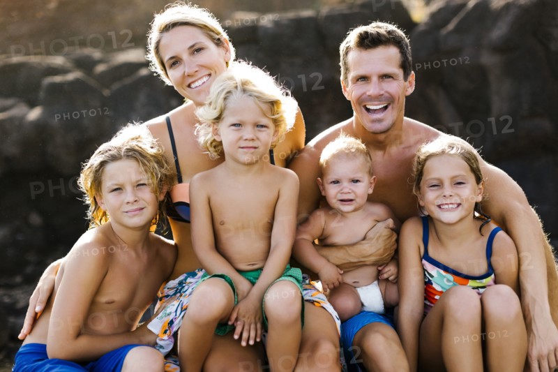 Parents with four children (12-17 months, 4-5, 6-7, 8-9) at beach
