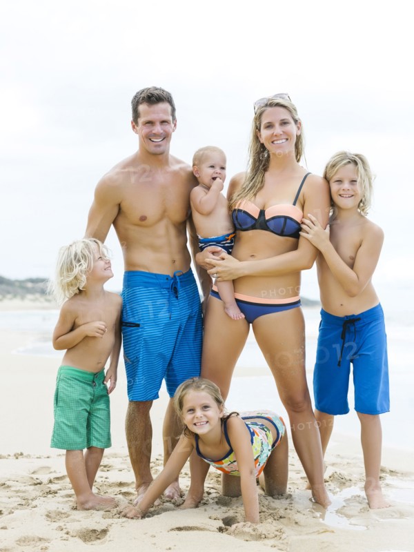 Parents with four children (12-17 months, 4-5, 6-7, 8-9) at beach