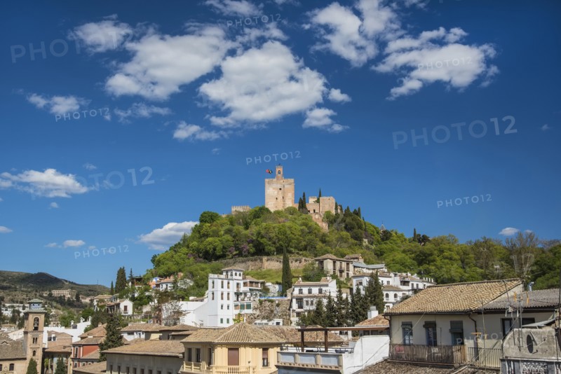 Spain, Andalusia, Granada, Plaza Nueva, Palace of Alhambra on hill