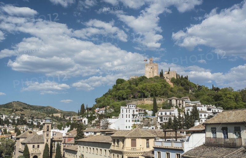 Spain, Andalusia, Granada, Plaza Nueva, Palace of Alhambra on hill