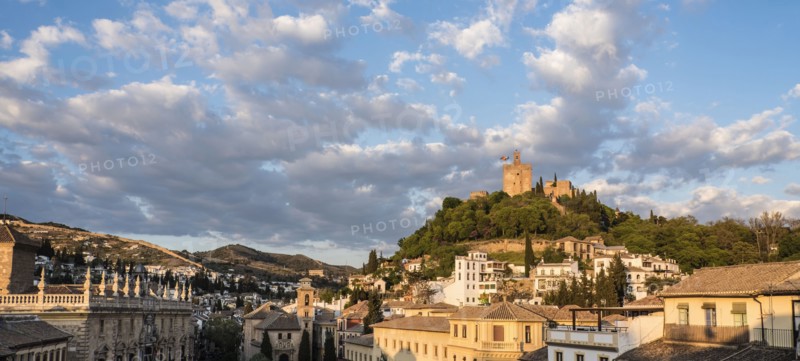 Spain, Andalusia, Granada, Plaza Nueva, Palace of Alhambra on hill