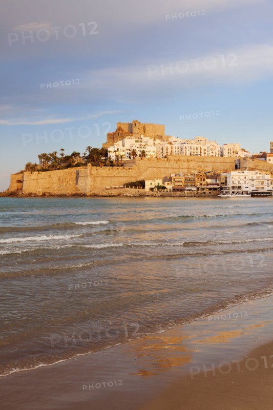 Spain, Valencian Community, Peniscola, Waterfront town on hill with sea in foreground