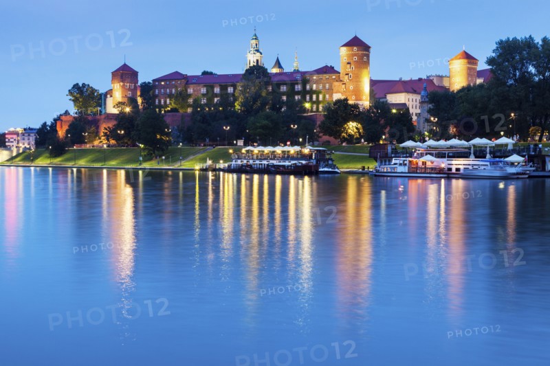 Poland, Lesser Poland, Krakow, Wawel Castle across Vistula River