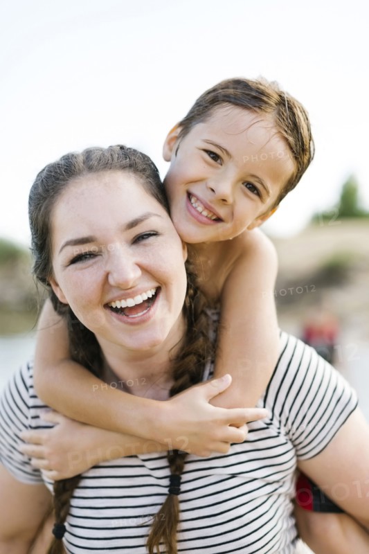 Portrait of smiling mother with son (6-7)