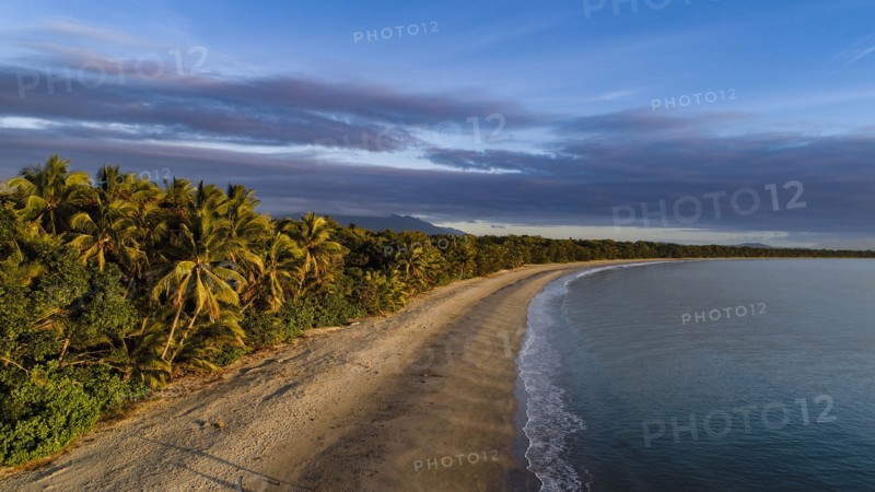 Australia, Queensland, Coastline at dusk