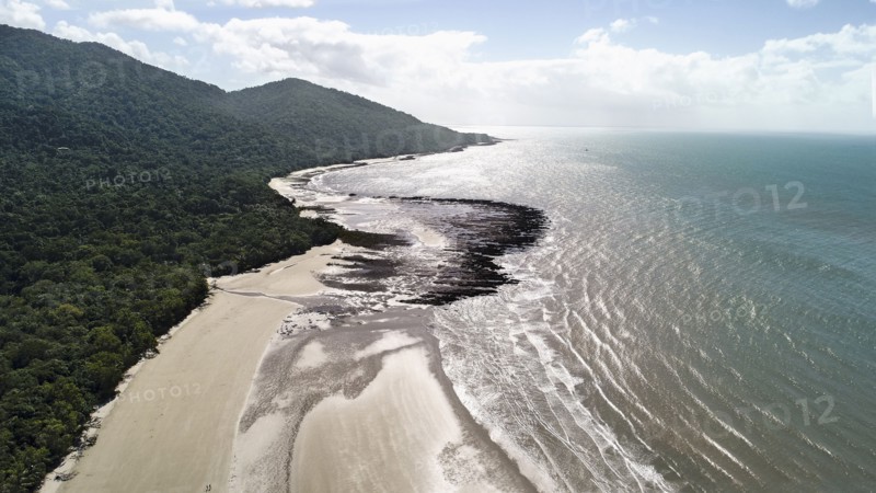 Australia, Queensland, Sea and coastline on sunny day
