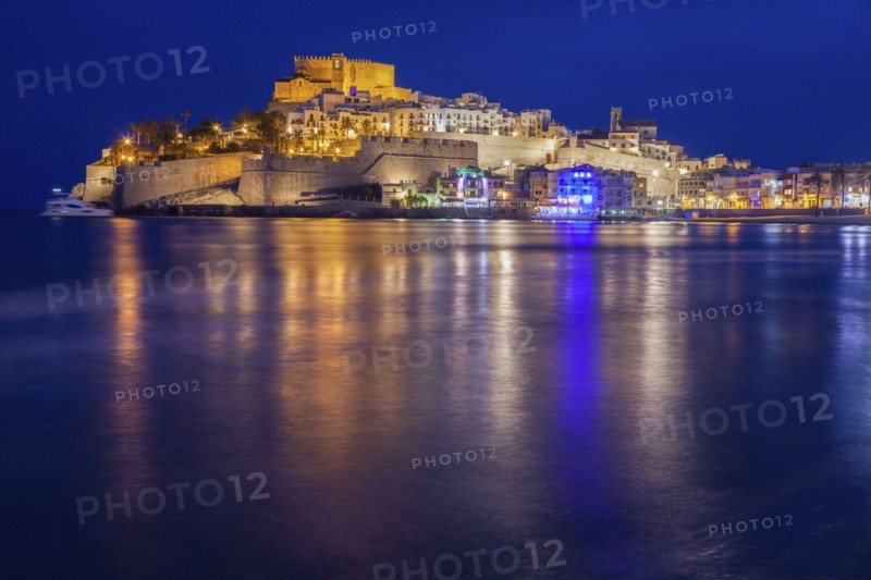 Spain, Valencian Community, Peniscola, Waterfront at night