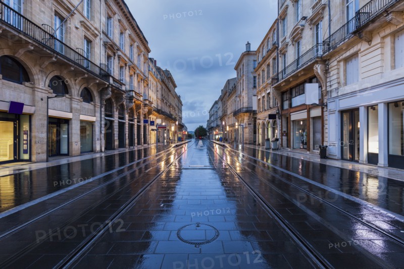 France, Nouvelle-Aquitaine, Bordeaux, Street in old town