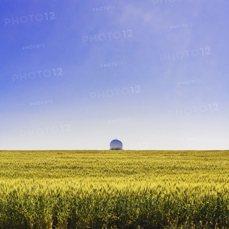 Ukraine, Dnepropetrovsk region, Dnepropetrovsk city, Radar in middle of field of wheat