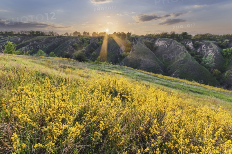Ukraine, Dnepropetrovsk Region, Novomoskovskiy District, Lake Soleniy Lyman, Sunrise over landscape
