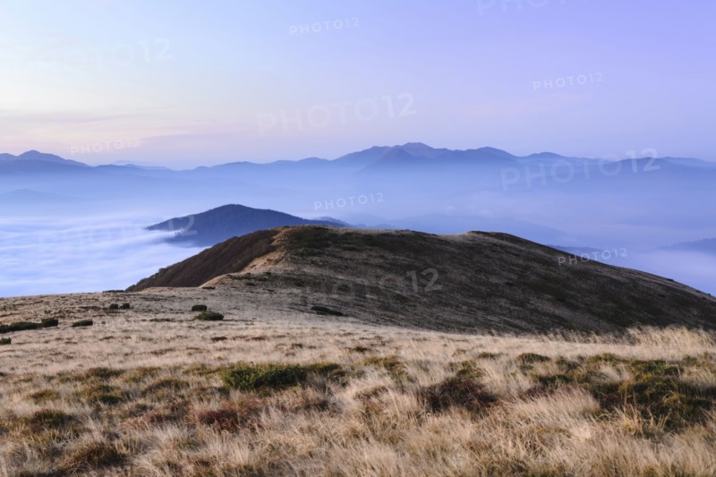 Ukraine, Zakarpattia region, Rakhiv district, Carpathians, Chornohora, Sheshul, Mist over mountains at dawn