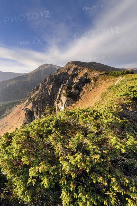 Ukraine, Ivano-Frankivsk region, Verkhovyna district, Carpathians, Chornohora, Blue sky over mountain Shpytsi