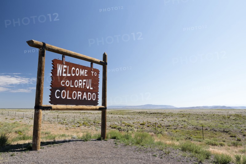USA, Colorado, New Mexico, Border Highway 285, Blue sky over information sign
