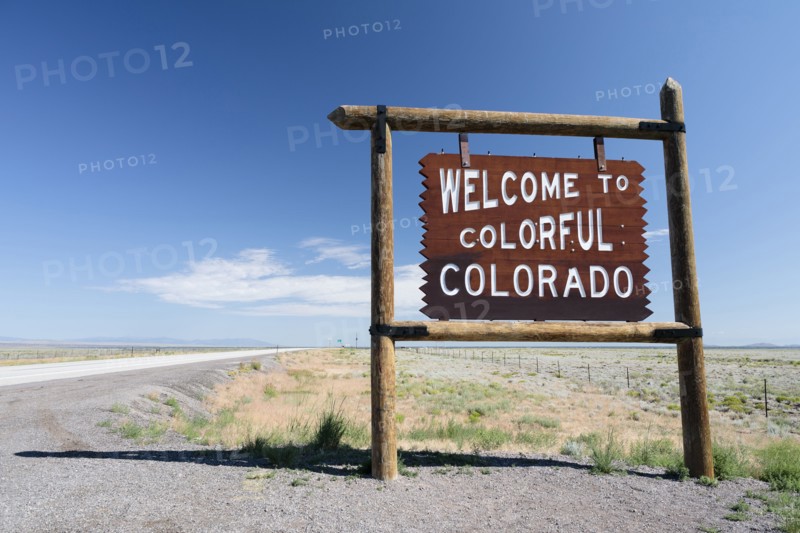 USA, Colorado, New Mexico, Border Highway 285, Clear sky over information sign