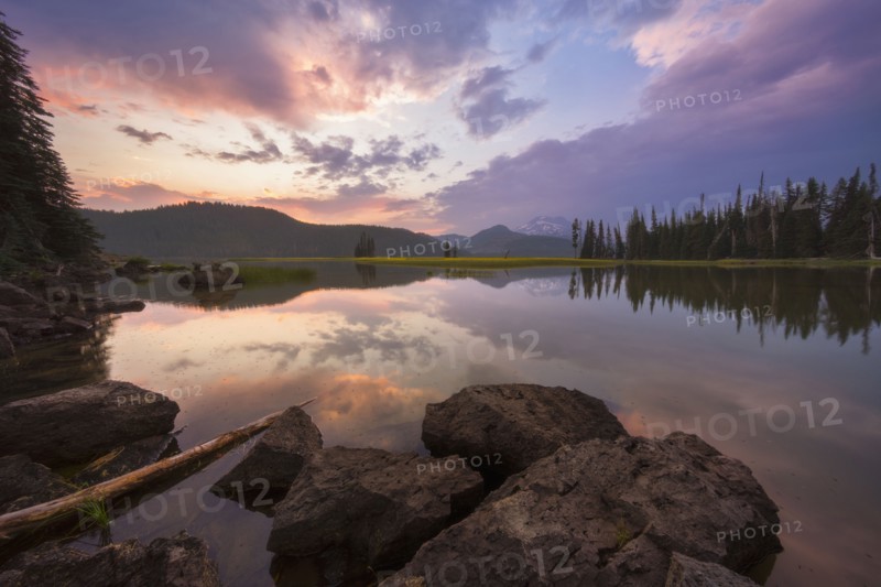 USA, Oregon, Landscape with Sparks Lake at sunset