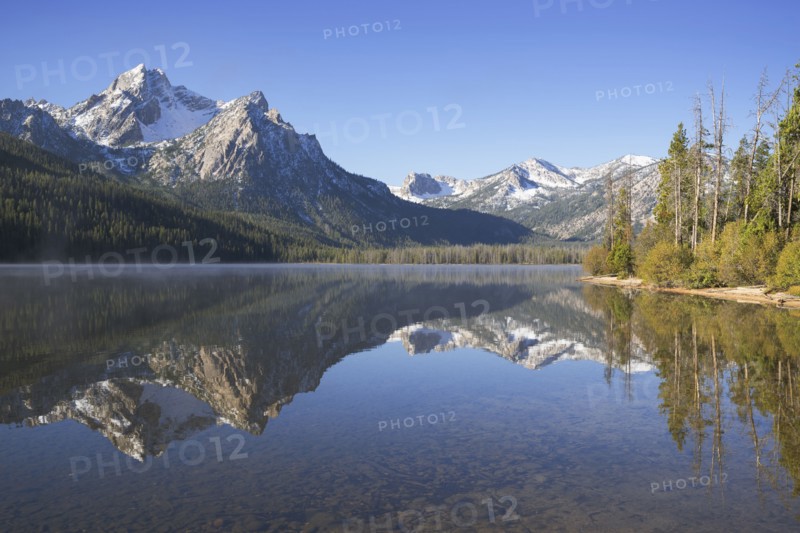USA, Idaho, Sawtooth range with lake
