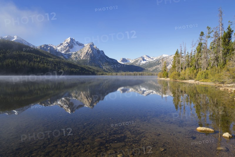 USA, Idaho, Sawtooth range with lake