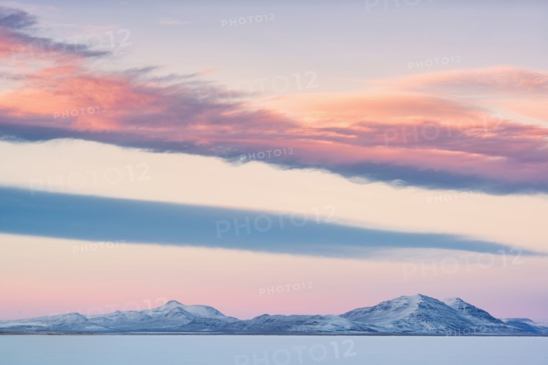 USA, Oregon, Alford Desert, Winter Sunset over mountains