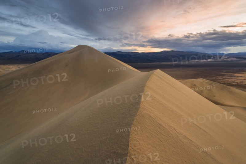 USA, California, Death Valley National Park, Eureka Dunes, Sand dunes at sunset