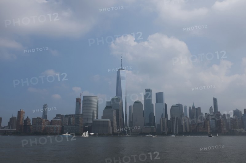 USA, New York State, New York City, Manhattan skyline in sunlight