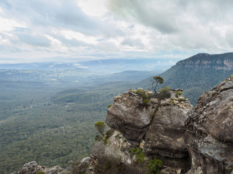 Australia, New South Wales, Katoomba, Vast valley surrounded by high rocks