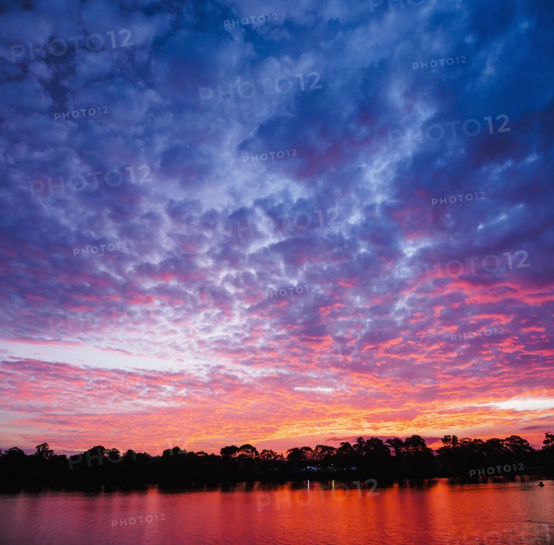 Australia, New South Wales, Bermagui, Scenic sunset above water