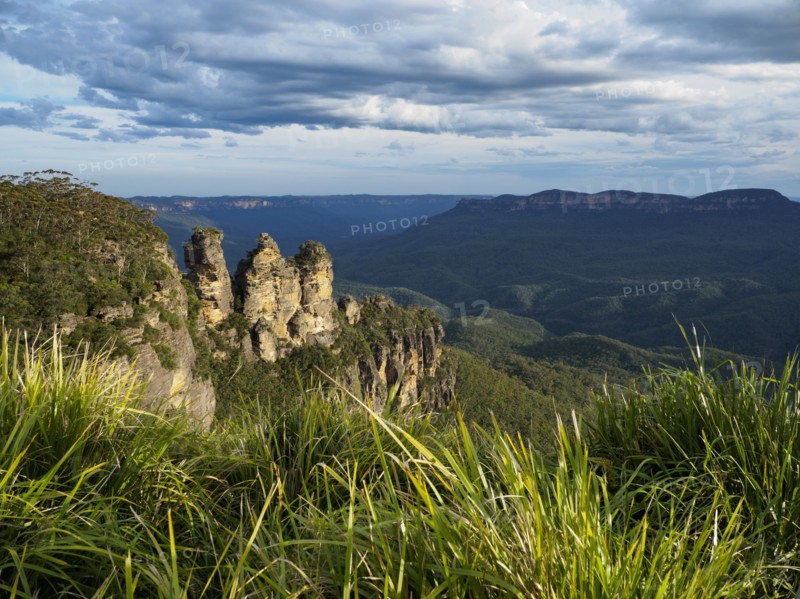 Australia, New South Wales, Blue Mountains, Landscape of Three Sisters and mountain range in background