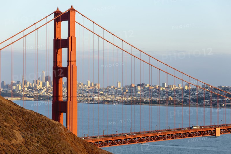 USA, California, San Francisco, Golden Gate Bridge with city skyline in background