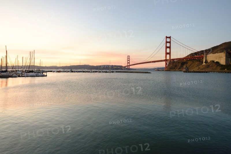 USA, California, San Francisco, Golden Gate Bridge at sunset