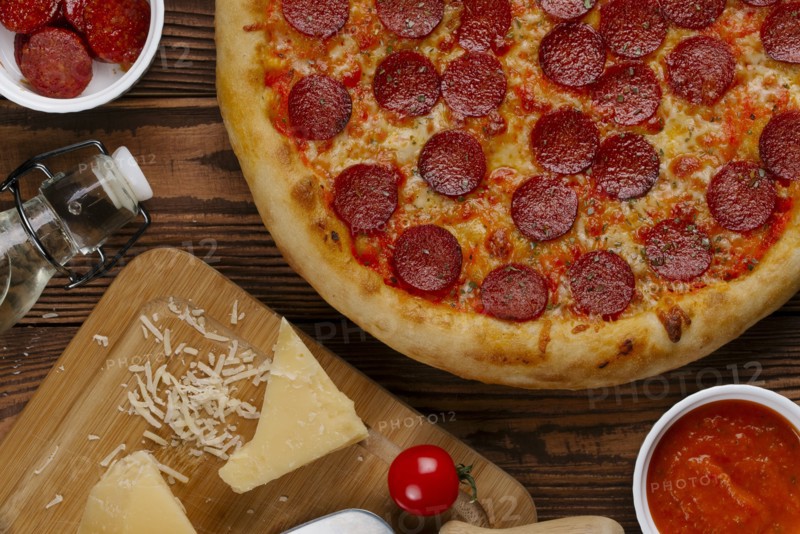 Pepperoni pizza with ingredients