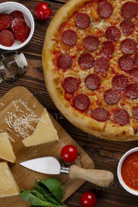Pepperoni pizza with ingredients