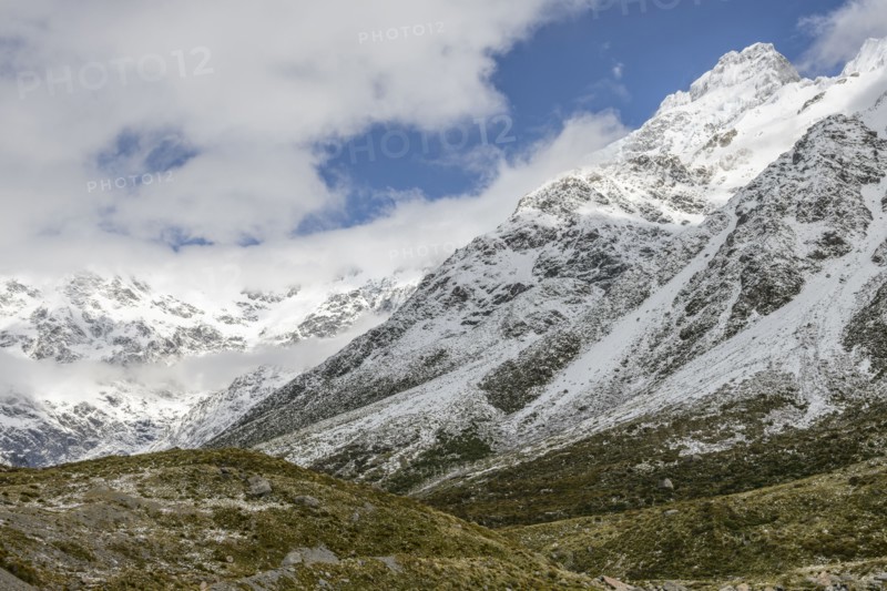 Snowcapped mountains in Mount Cook National Park, New Zealand
