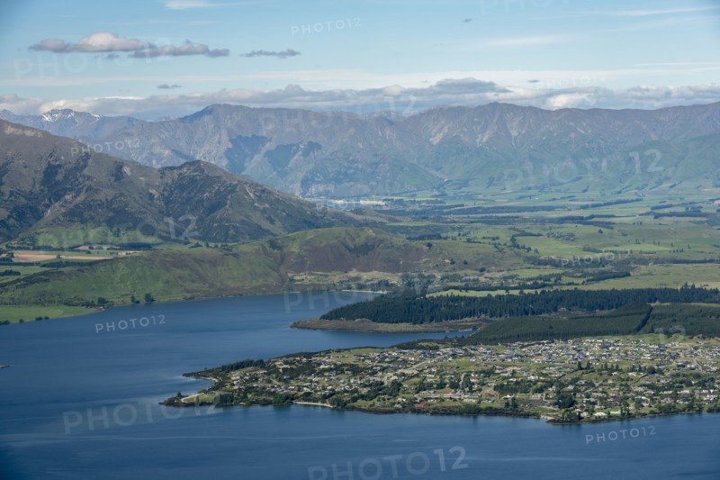Mountains by Lake Wanaka in New Zealand