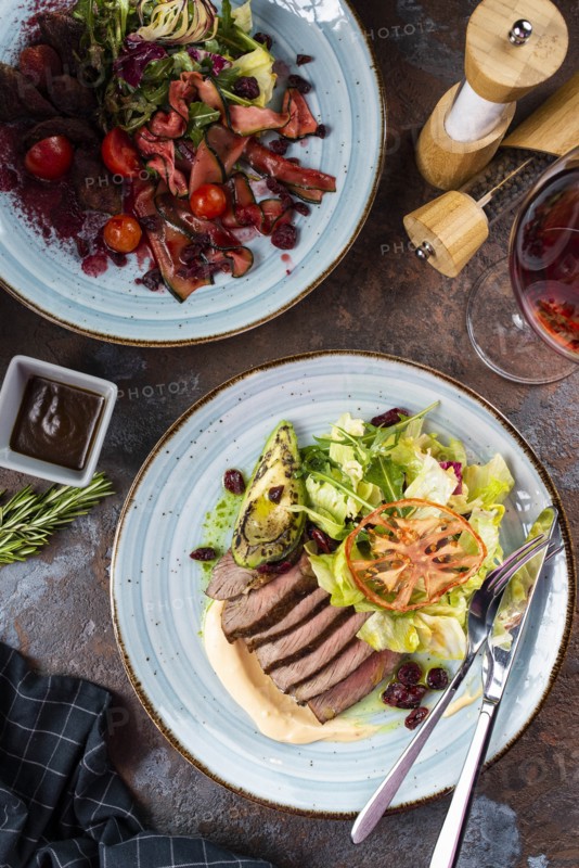 Two beef salads with red wine