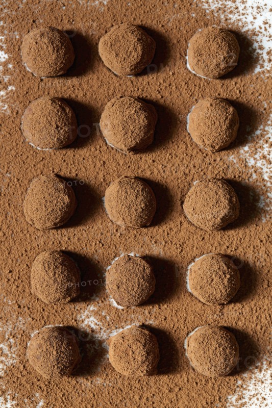 Chocolate truffles with cocoa powder